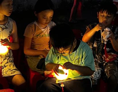 CTY BENZOL Vietnam tài trợ đèn trung thu cho các cháu thiếu nhi ở tổ 41 phường Tân thới nhất quận 12 vào đêm trăng rằm trung thu 15/8/2024