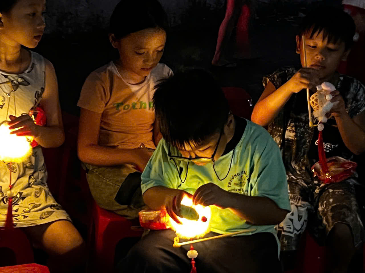 CTY BENZOL Vietnam tài trợ đèn trung thu cho các cháu thiếu nhi ở tổ 41 phường Tân thới nhất quận 12 vào đêm trăng rằm trung thu 15/8/2024