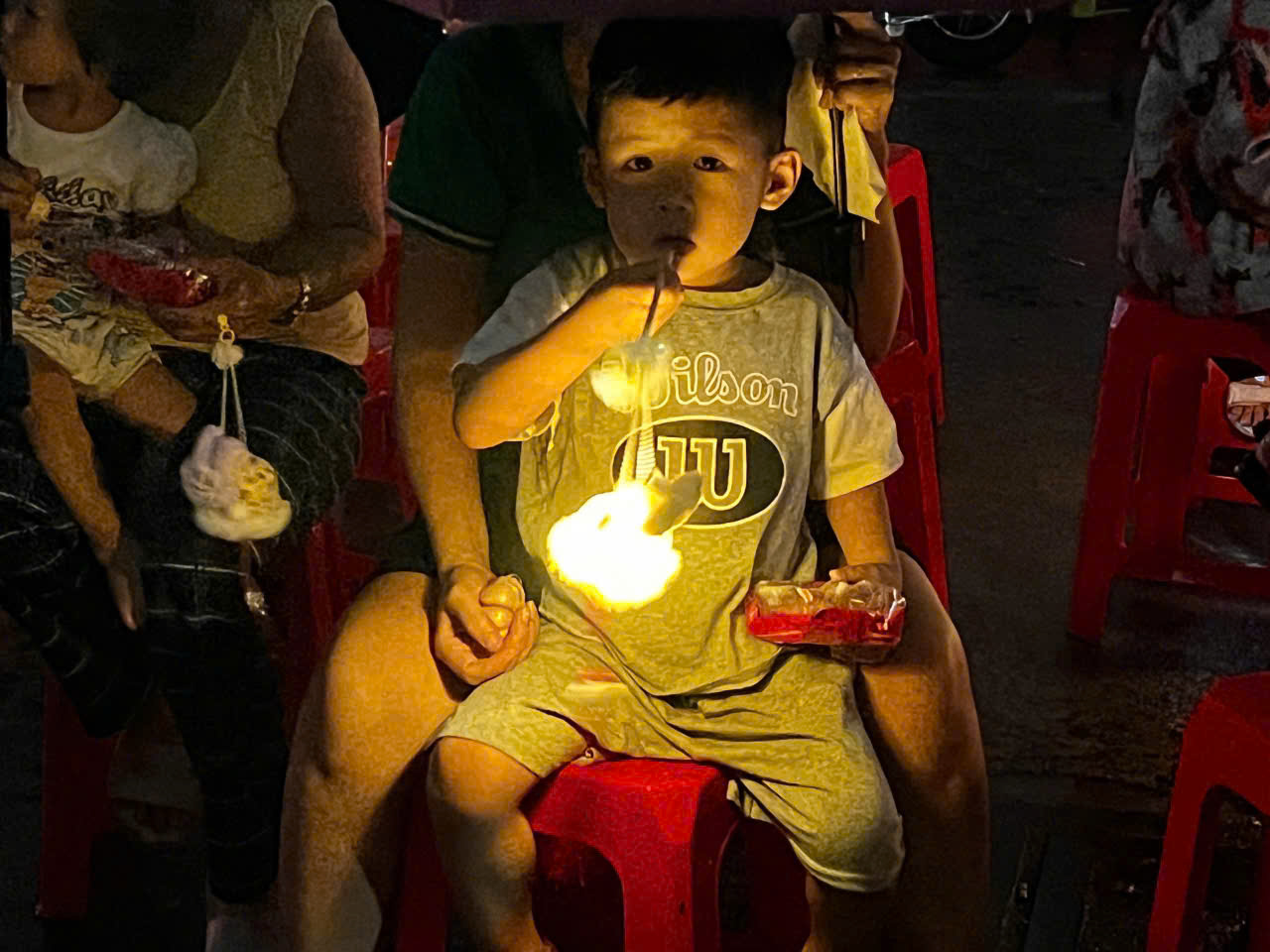 CTY BENZOL Vietnam tài trợ đèn trung thu cho các cháu thiếu nhi ở tổ 41 phường Tân thới nhất quận 12 vào đêm trăng rằm trung thu 15/8/2024