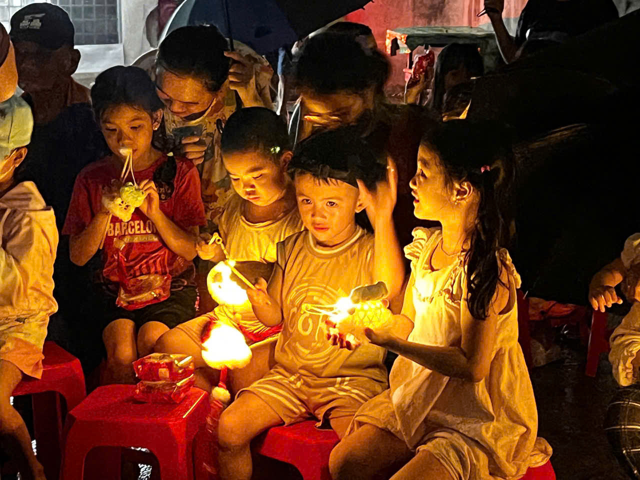 CTY BENZOL Vietnam tài trợ đèn trung thu cho các cháu thiếu nhi ở tổ 41 phường Tân thới nhất quận 12 vào đêm trăng rằm trung thu 15/8/2024