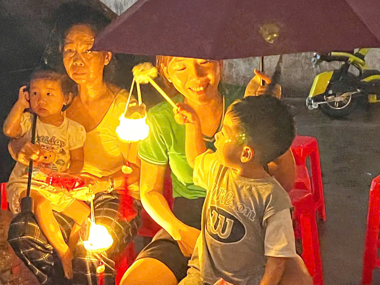 CTY BENZOL Vietnam tài trợ đèn trung thu cho các cháu thiếu nhi ở tổ 41 phường Tân thới nhất quận 12 vào đêm trăng rằm trung thu 15/8/2024