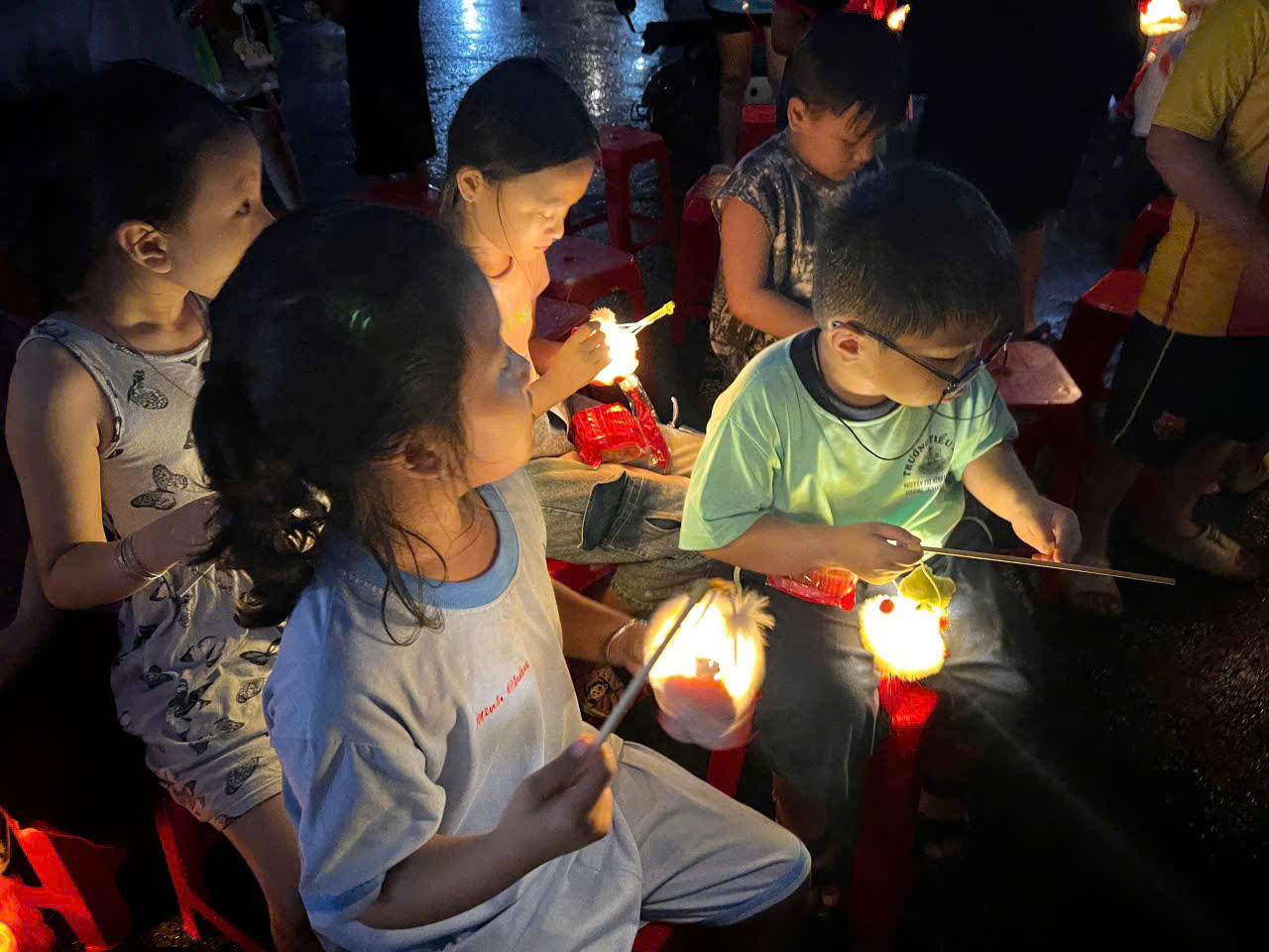 CTY BENZOL Vietnam tài trợ đèn trung thu cho các cháu thiếu nhi ở tổ 41 phường Tân thới nhất quận 12 vào đêm trăng rằm trung thu 15/8/2024