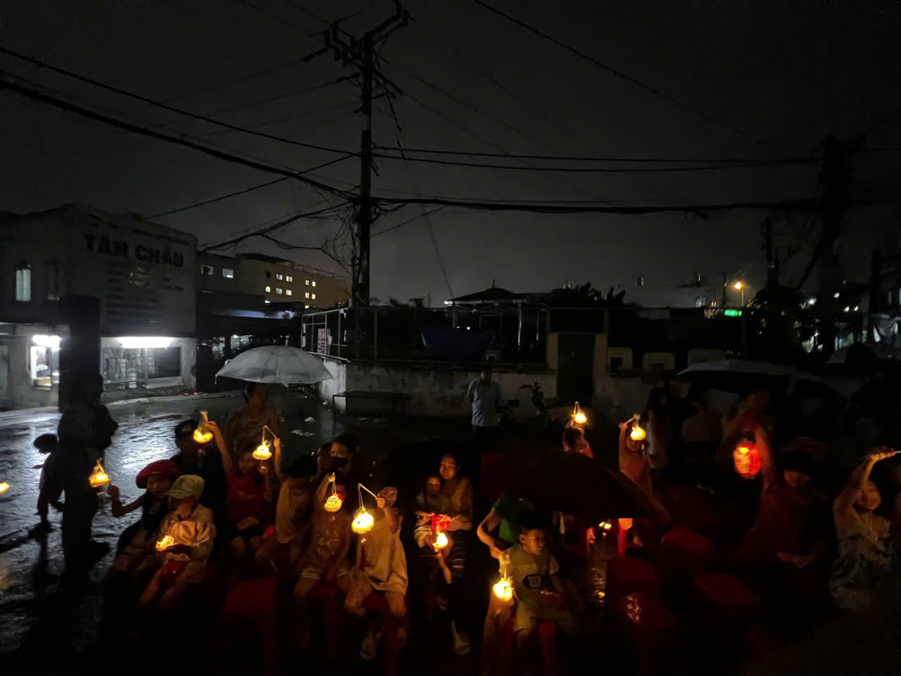 CTY BENZOL Vietnam tài trợ đèn trung thu cho các cháu thiếu nhi ở tổ 41 phường Tân thới nhất quận 12 vào đêm trăng rằm trung thu 15/8/2024