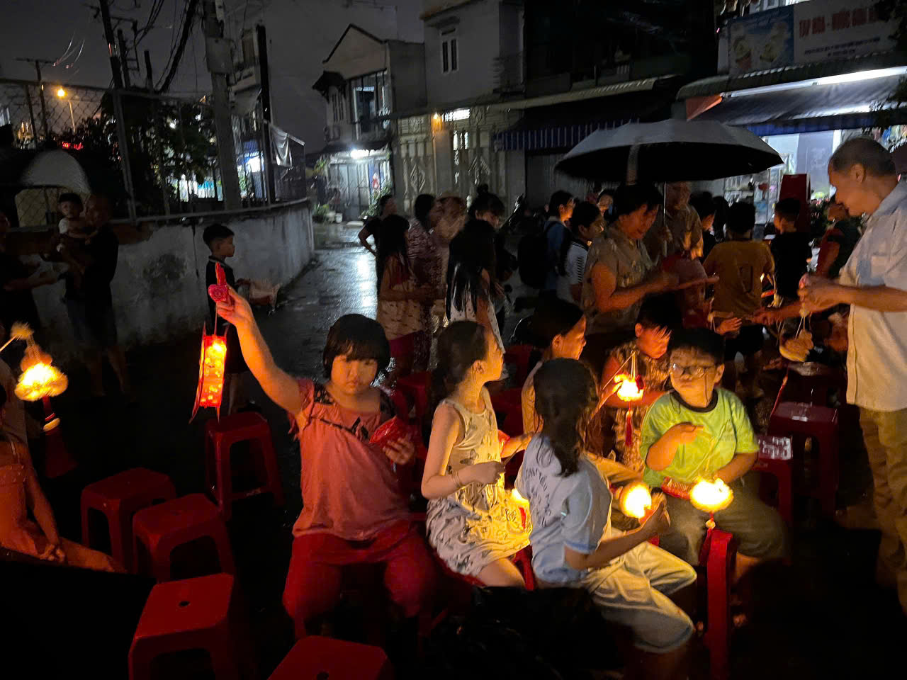 CTY BENZOL Vietnam tài trợ đèn trung thu cho các cháu thiếu nhi ở tổ 41 phường Tân thới nhất quận 12 vào đêm trăng rằm trung thu 15/8/2024