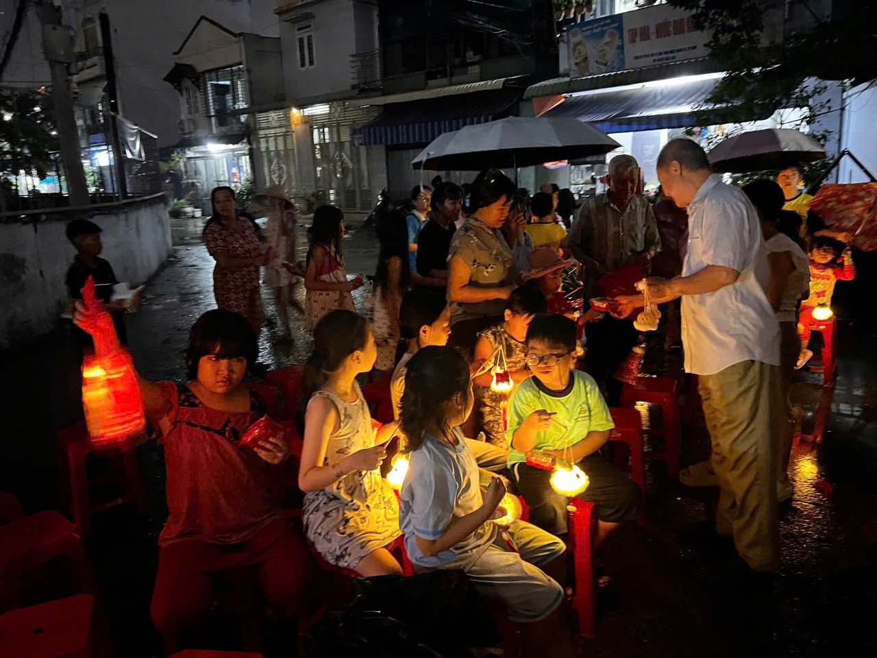 CTY BENZOL Vietnam tài trợ đèn trung thu cho các cháu thiếu nhi ở tổ 41 phường Tân thới nhất quận 12 vào đêm trăng rằm trung thu 15/8/2024