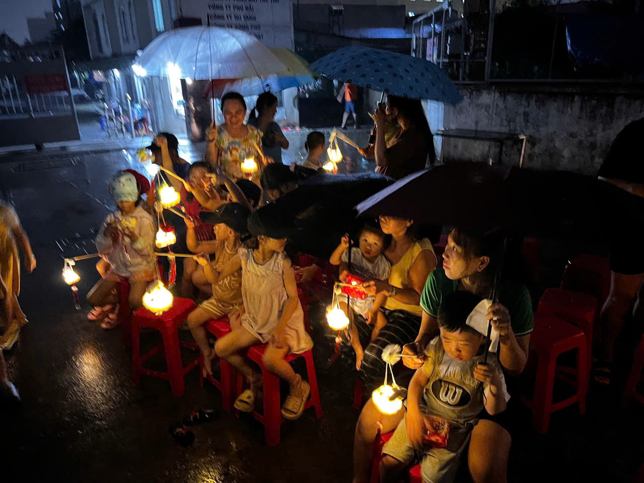 CTY BENZOL Vietnam tài trợ đèn trung thu cho các cháu thiếu nhi ở tổ 41 phường Tân thới nhất quận 12 vào đêm trăng rằm trung thu 15/8/2024